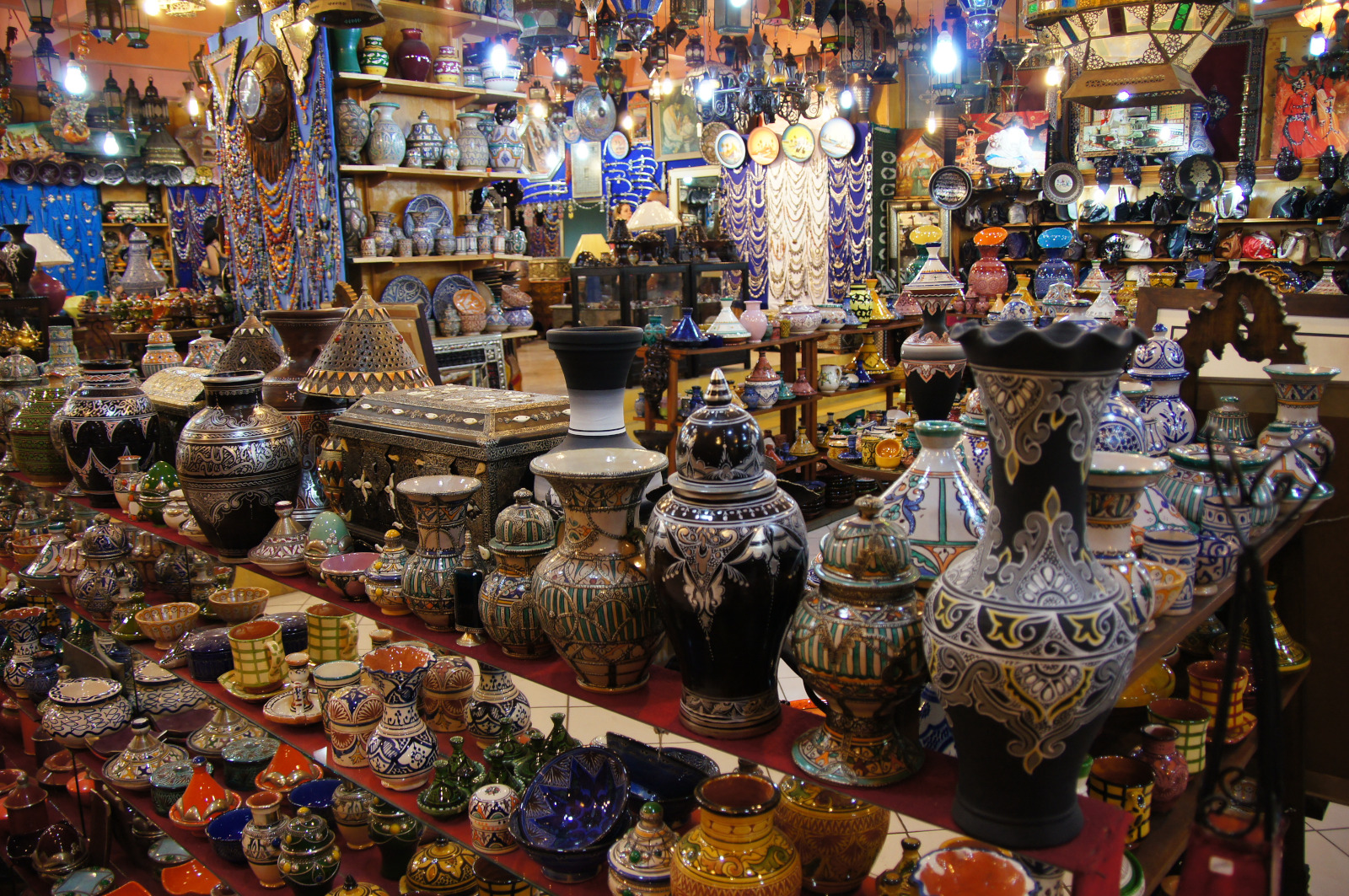 Сувенир востока. Танжер Марокко рынок. Танжер посуда Марокко. Восточный базар в Марокко. Восточный базар Тунис.